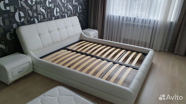 Кровать двухспальная с тумбочками и матрасом