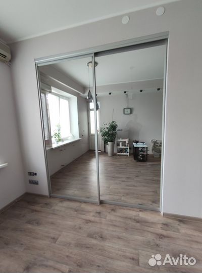 Подвесная перегородка из прозрачного стекла