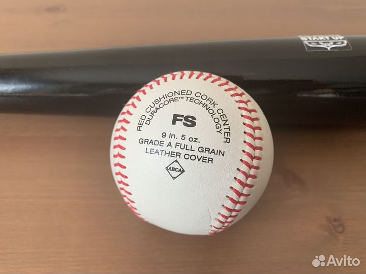 Бейсбольная бита и мяч Wilson