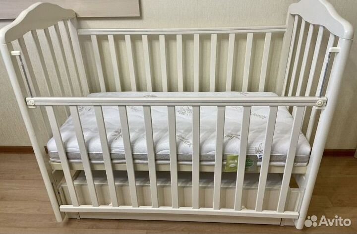 Комплект мебели: кроватка с маятником и комод