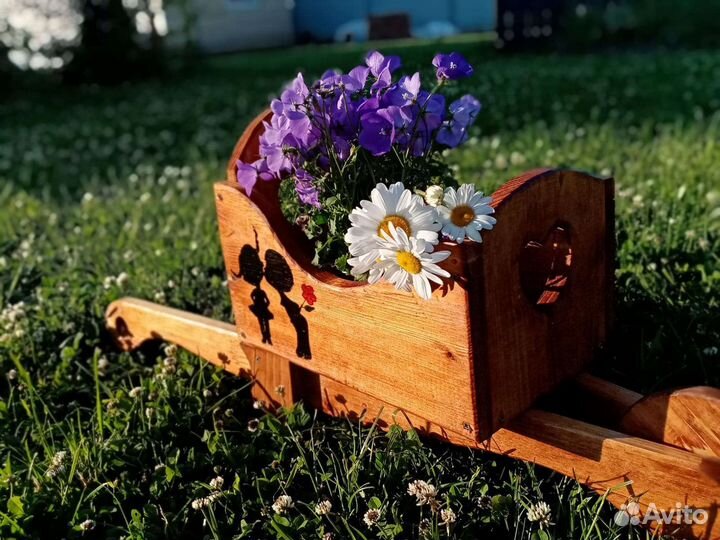 Деревянная тачка для цветов