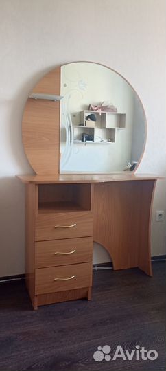 Трюмо с зеркалом