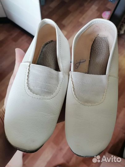 Белые чешки и капроновые белые колготки