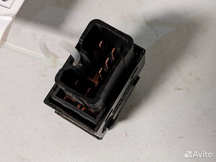 Кнопка стеклоподъемника задняя правая Hyundai