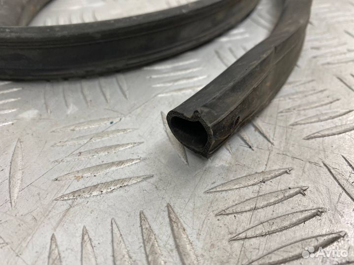 Б/У уплотнительная резинка жабо передний Mazda