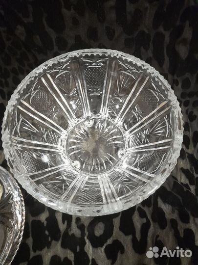 Хрустальная конфетница на ножке