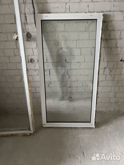 Пластиковые окна и дверь, деревянная оконная рама