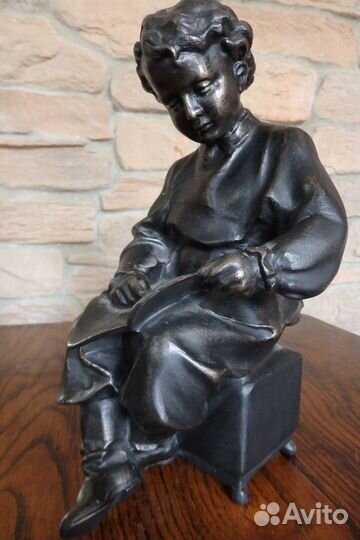 Статуэтка. Володя Ульянов с книгой