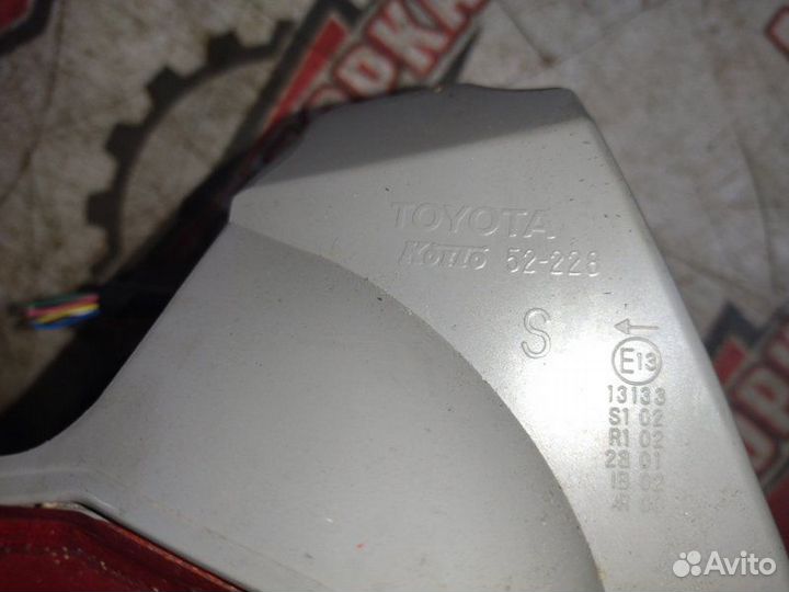 Фонарь задний задний левый Toyota Vitz NSP130