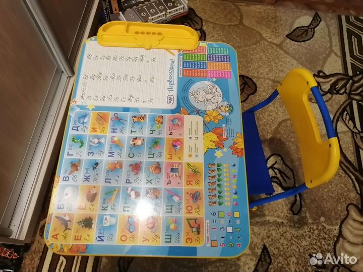 Детский письменный стол и стул