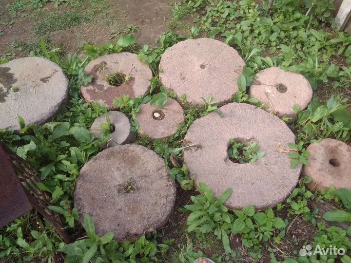 Каменные жернова старинные