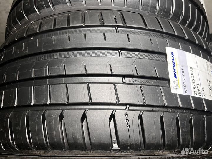 Michelin Pilot Sport 5 255/35 R19