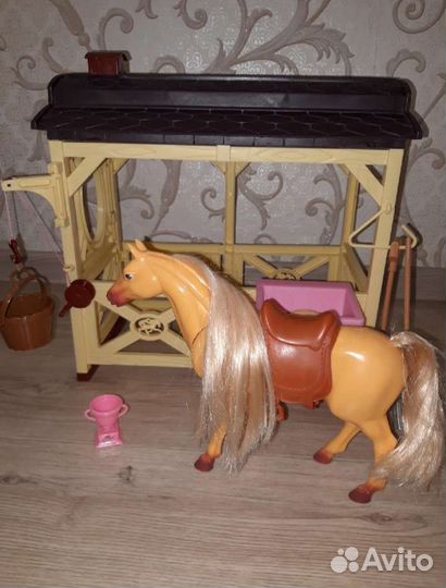 Лошадь с конюшней