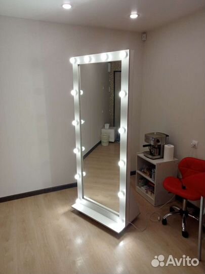 Гримерное зеркало с лампочками на колесиках
