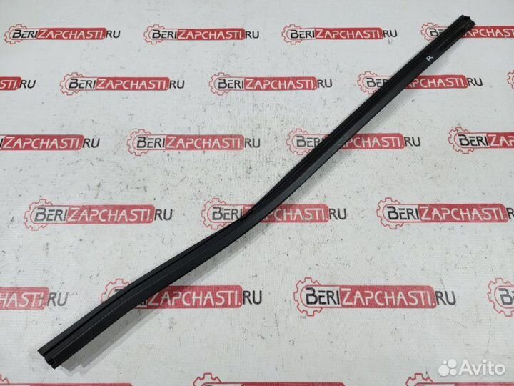 Молдинг стекла задний правый Toyota Alphard ANH15