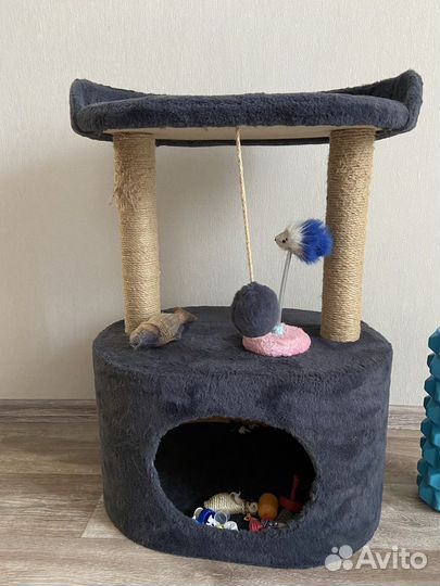 Кошачий домик с когтеточкой