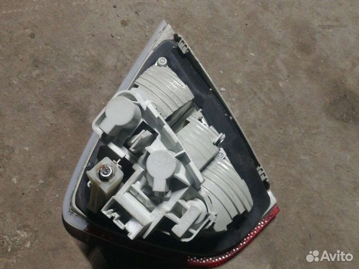 Фонарь в крышку багажника левый бмв е90 BMW e90
