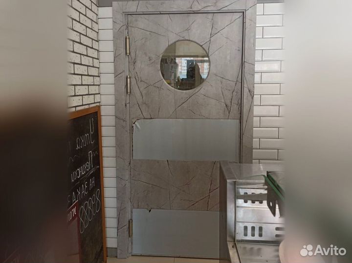 Дверь маятниковая в кафе