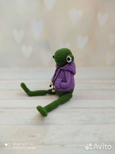 Вязаная игрушка лягушка