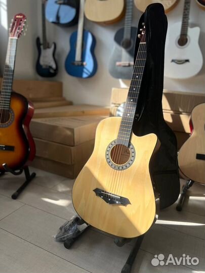 Гитара акустическая с чехлом в подарок