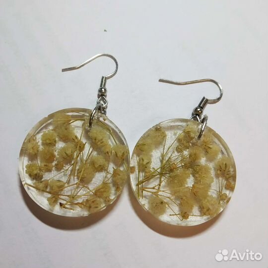 Серëжки из смолы с гипсофилой