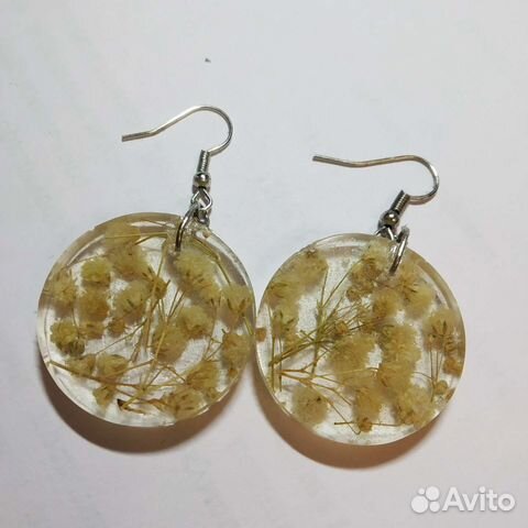 Серëжки из смолы с гипсофилой