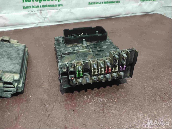 Блок предохранителей подкапотный Skoda Superb 2