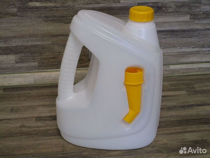 Канистра пластмассовая с заливной лейкой 4 л