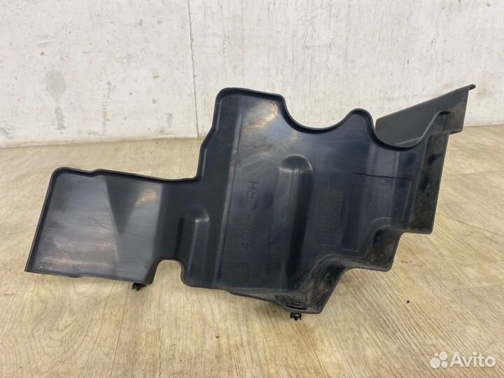 Дефлектор радиатора правый Mitsubishi Pajero Sport