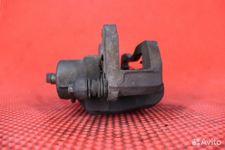 Суппорт тормозной передний левый Hyundai Terracan