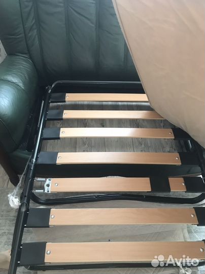 Кожаный диван