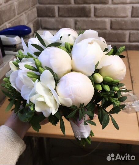 Букет из белых пионов свадебный букет