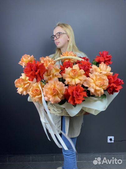 Цветы розы в корзине