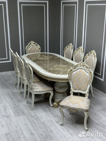 Большой обеденный стол