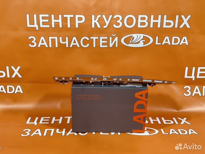 Молдинг переднего бампера верхний правый X-RAY