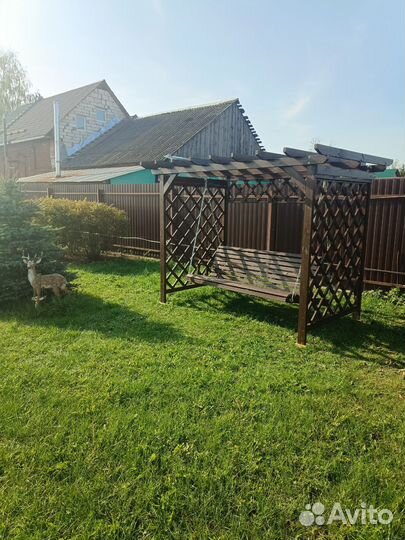 Садовые качели из дерева с перголой