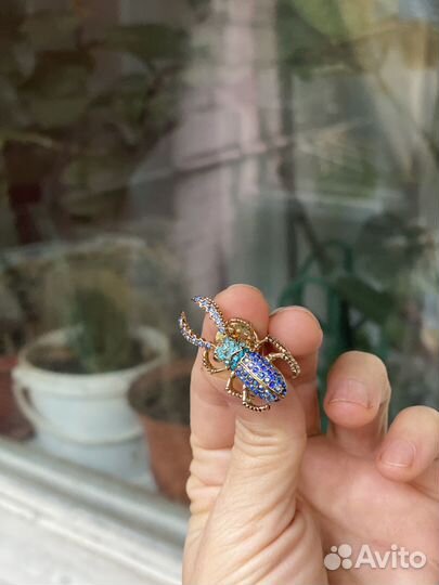 Брошь на одежду