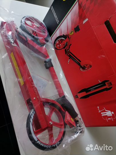 Самокат Ferrari новый в упаковке