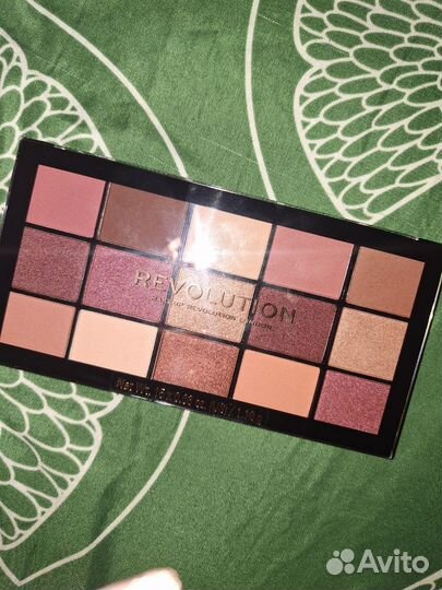 Палитра теней makeup revolution