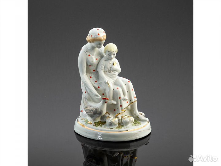 Статуэтка «Мама с ребенком, кормящая кур»