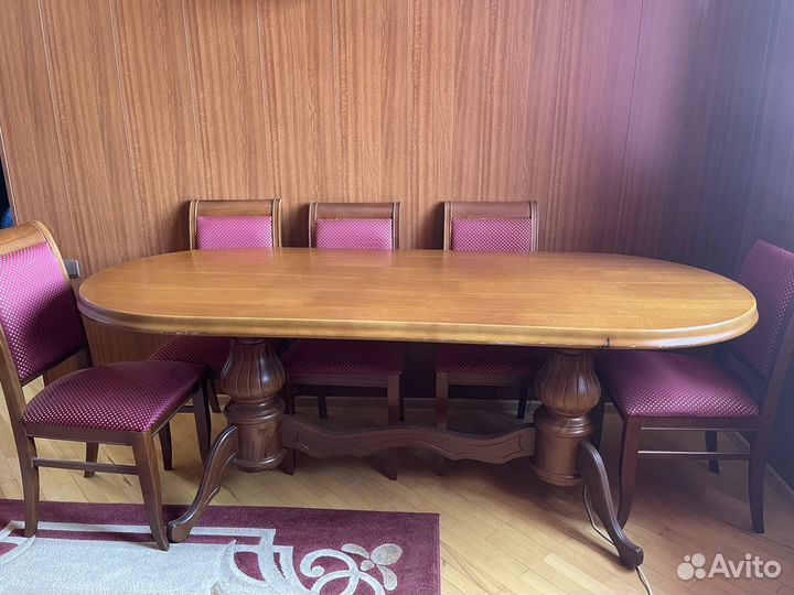 Стол и стулья