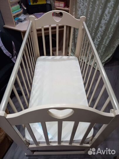 Детская кроватка с маятником белая