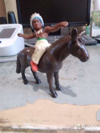 Индейцы, и ковбой, гдр, (резиновые)