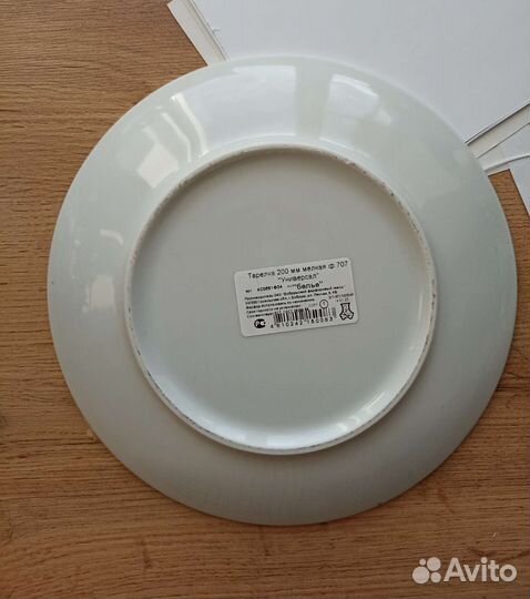 Тарелка расписана краской декоративная современная