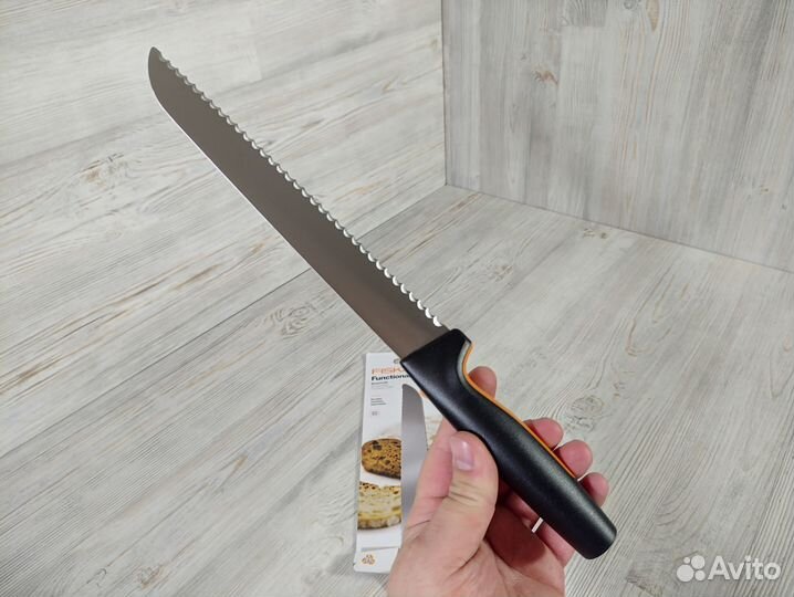 Нож для хлеба 22 см FF Fiskars 1057538