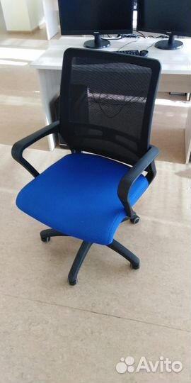 Офисное кресло сетка (21 шт) синие и оранжевые