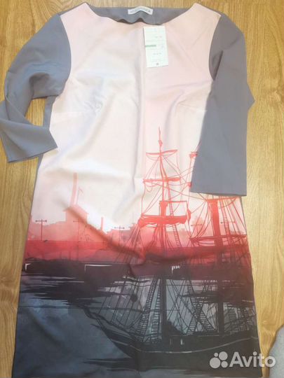 Платье с принтом корабля