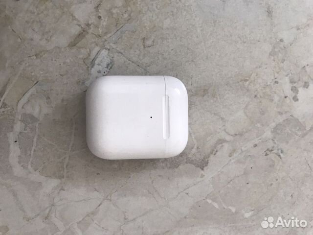 Airpods 2 с черным чехлом