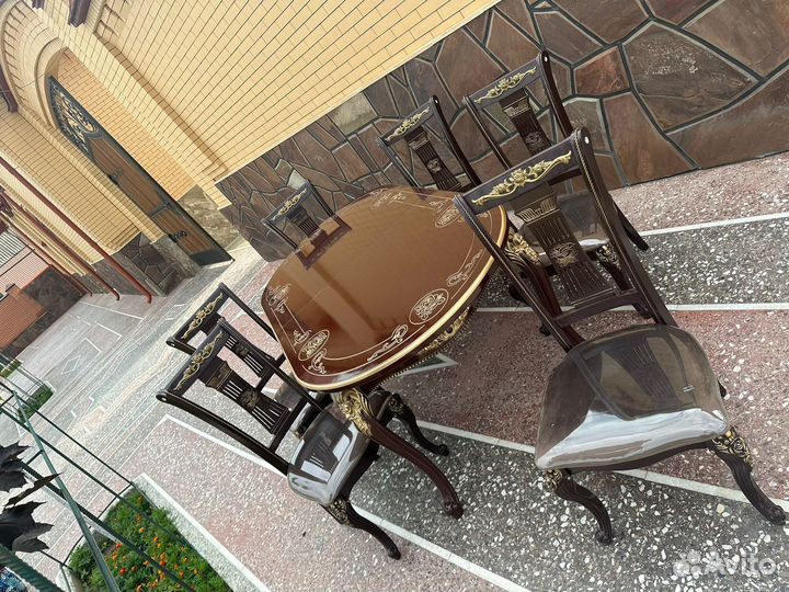 Кухонный стол и стулья