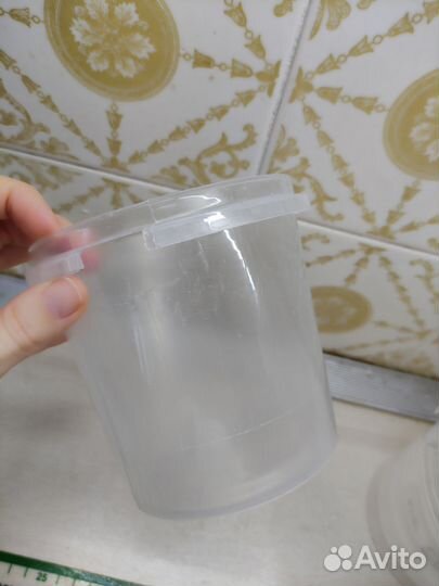 Пластиковые контейнеры и стеклянные банки